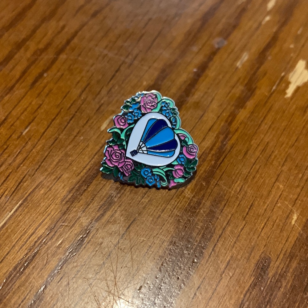 Enamel heart hot air balloon pin